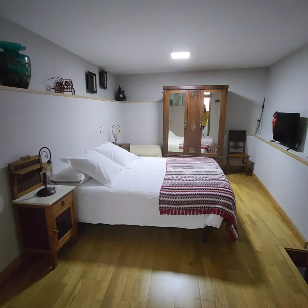 Habitación con cama, tv y armario